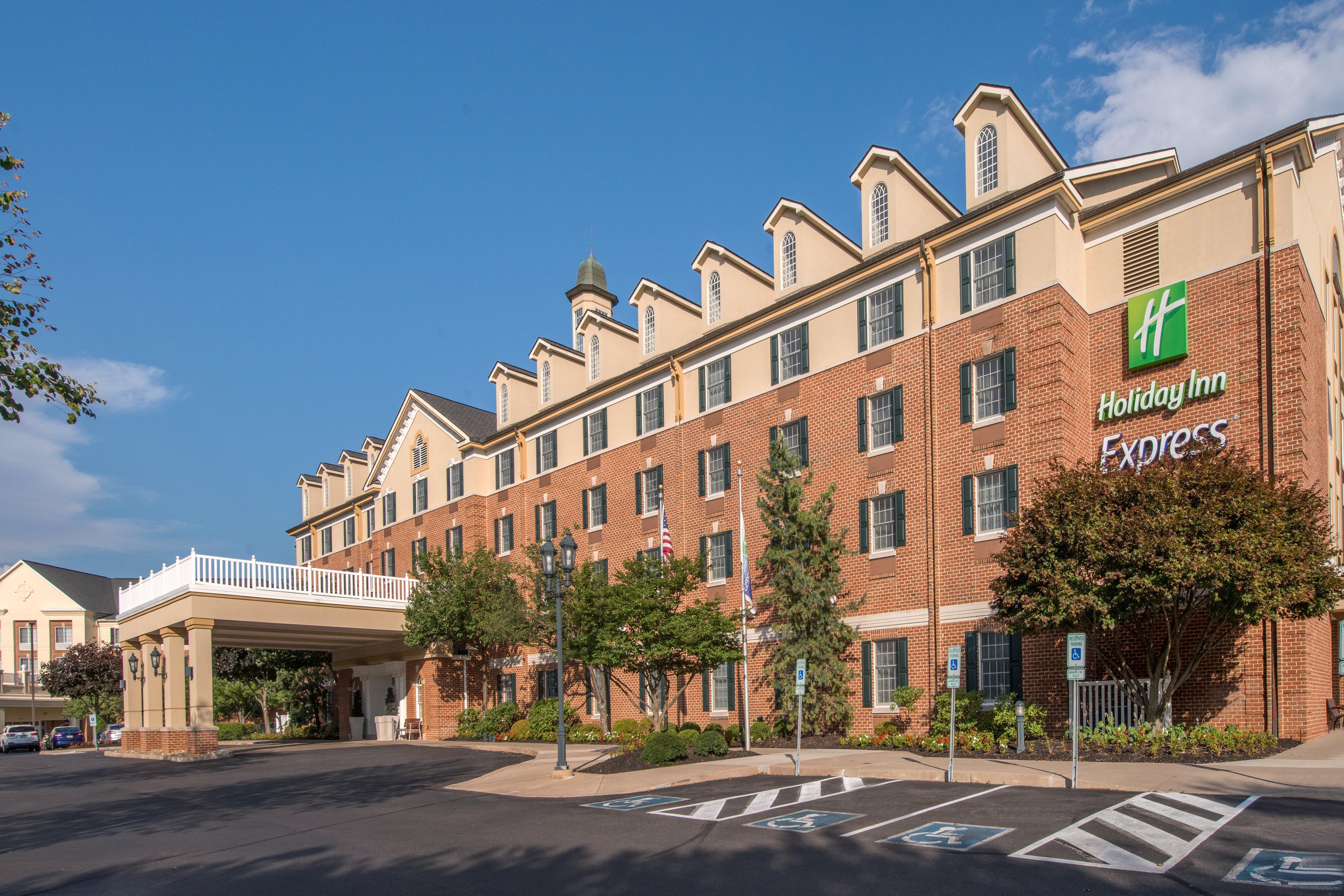 Holiday Inn Express State College At Williamsburg Square, An Ihg Hotel Exterior photo